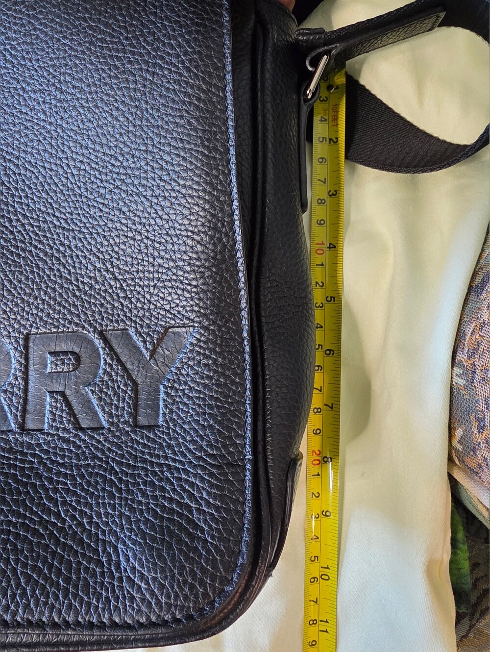 Burberry Black Messenger Bag with Sleek Leather Design - Picture 7 of 9